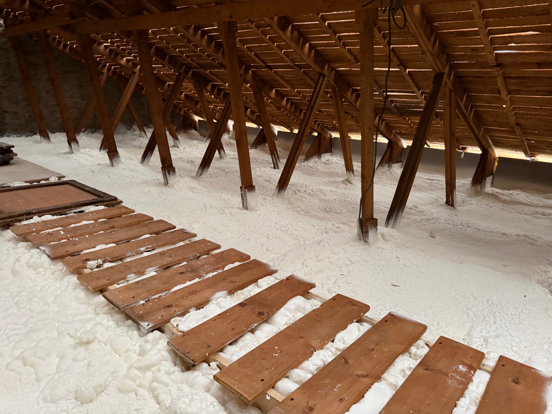 Stříkaná PUR izolace půdy a stěn – Louny 2026 (1)